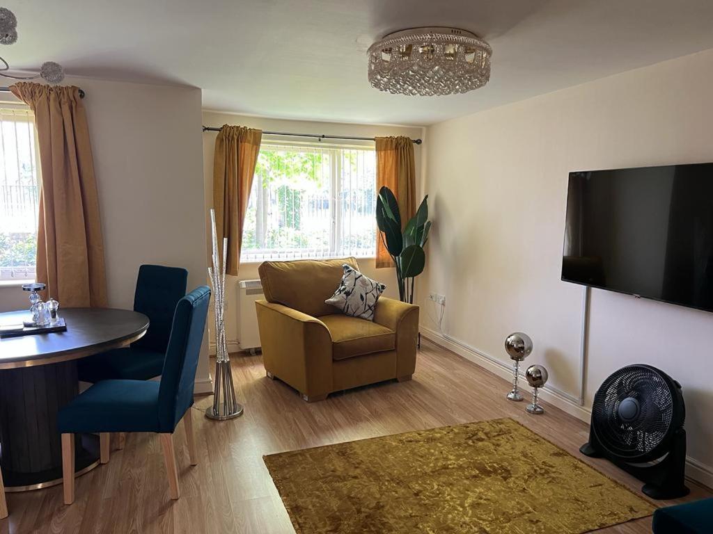 Modern Beautiful Gated Two Bed Apartment Stifford Exterior foto