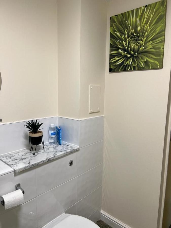 Modern Beautiful Gated Two Bed Apartment Stifford Exterior foto