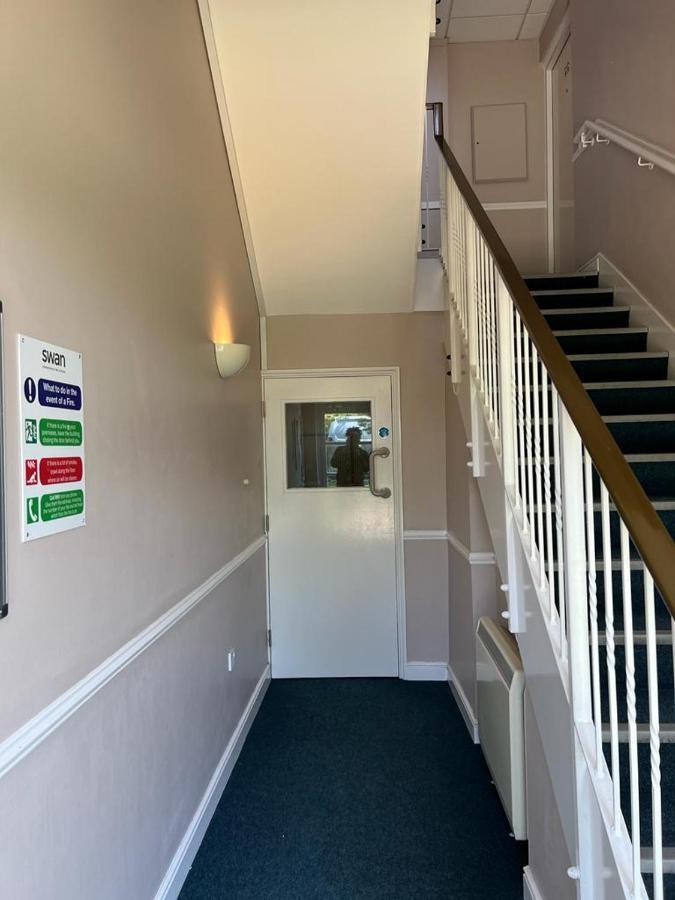 Modern Beautiful Gated Two Bed Apartment Stifford Exterior foto
