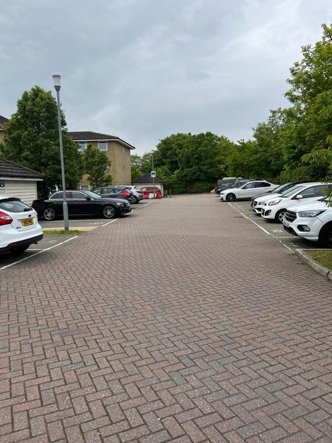 Modern Beautiful Gated Two Bed Apartment Stifford Exterior foto